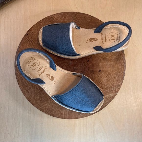 *NWOB Avarcas 101 |  Classic Style Vegan Pineapple Navy Avarca Sandals Size 37/7 - Picture 4 of 14